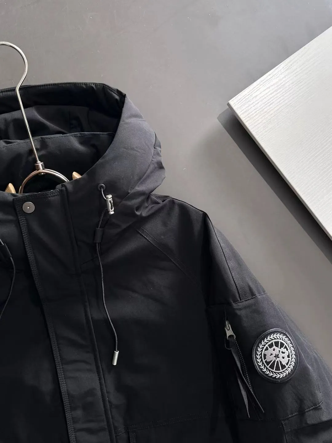 Two-day delivery time P960 Big Goose 🔥🔥 High-end customization 2025 winter official website's latest popular down jacket. Original custom-made hardware accessories for customers, all imported and original customization. Welcome to compare at the counter. Absolutely high quality. Use top-grade 90 white goose down. Super soft. Filled with fluffy and full feathers. Super heavy work. Fabric workmanship is excellent. The version is super perfect. Note⚠The fabric is super comfortable. Exclusive model. High-end quality. A must-have warm and protective artifact in winter. Size: M-3XL